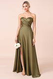 Olive Sweetheart Un vestido largo de dama de honor con abertura