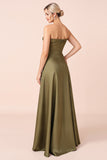 Olive Sweetheart Un vestido largo de dama de honor con abertura
