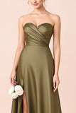 Olive Sweetheart Un vestido largo de dama de honor con abertura