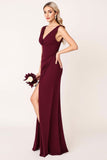 Vestido largo de dama de honor con escote en V burdeos con abertura