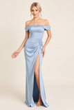 Vestido largo de dama de honor azul empolvado con hombros descubiertos con abertura