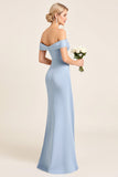 Vestido largo de dama de honor azul empolvado con hombros descubiertos con abertura