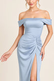 Vestido largo de dama de honor azul empolvado con hombros descubiertos con abertura