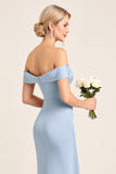 Vestido largo de dama de honor azul empolvado con hombros descubiertos con abertura