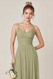 Vestido largo de dama de honor con correas de gasa de gasa verde salvia con abertura
