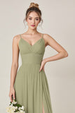 Vestido largo de dama de honor con correas de gasa de gasa verde salvia con abertura