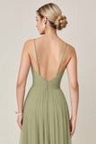 Vestido largo de dama de honor con correas de gasa de gasa verde salvia con abertura