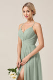 Matcha A-Line Spaghetti Straps Vestido largo de dama de honor de tul fruncido con abertura