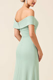 Vestido largo de dama de honor con vaina menta con hombros descubiertos