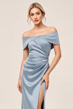 Vaina azul empolvado fuera del hombro Vestido largo de dama de honor de satén fruncido con abertura