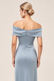 Vaina azul empolvado fuera del hombro Vestido largo de dama de honor de satén fruncido con abertura