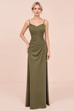 Vestido largo de dama de honor fruncido con tirantes de espagueti verde oliva