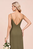 Vestido largo de dama de honor fruncido con tirantes de espagueti verde oliva