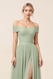 Vestido largo de dama de honor con abertura y hombros descubiertos de tul matcha
