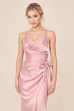 Vestido largo de novia con abertura y tirantes de satén rosa rubor