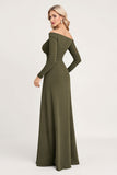 Vestido largo de dama de honor con hombros fruncidos verde oliva y mangas largas