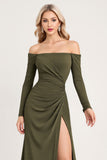 Vestido largo de dama de honor con hombros fruncidos verde oliva y mangas largas