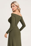 Vestido largo de dama de honor con hombros fruncidos verde oliva y mangas largas