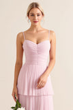 Tirantes de espagueti rosa caramelo Un vestido largo de dama de honor con volantes