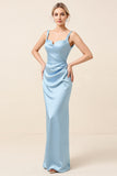 Vestido largo de dama de honor con vaina fruncida de satén azul cielo