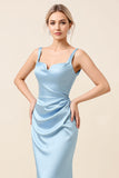 Vestido largo de dama de honor con vaina fruncida de satén azul cielo