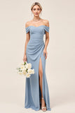 Vestido largo de dama de honor de gasa azul empolvado con hombros fruncidos con abertura