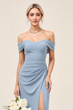 Vestido largo de dama de honor de gasa azul empolvado con hombros fruncidos con abertura