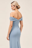 Vestido largo de dama de honor de gasa azul empolvado con hombros fruncidos con abertura