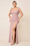 Vestido largo de dama de honor fruncido con tirantes de espagueti rosa empolvado con abertura