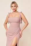Vestido largo de dama de honor fruncido con tirantes de espagueti rosa empolvado con abertura