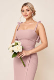 Vestido largo de dama de honor fruncido con tirantes de espagueti rosa empolvado con abertura