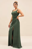 Vaina verde oliva Cuello cuadrado Vestido largo de dama de honor de satén fruncido con abertura