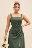 Vaina verde oliva Cuello cuadrado Vestido largo de dama de honor de satén fruncido con abertura