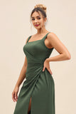 Vaina verde oliva Cuello cuadrado Vestido largo de dama de honor de satén fruncido con abertura