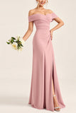 Vestido de dama de honor largo de satén fruncido con abertura en la vaina rosa rubor con hombro