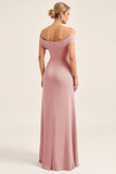 Vestido de dama de honor largo de satén fruncido con abertura en la vaina rosa rubor con hombro