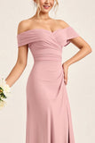 Vestido de dama de honor largo de satén fruncido con abertura en la vaina rosa rubor con hombro