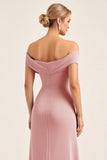 Vestido de dama de honor largo de satén fruncido con abertura en la vaina rosa rubor con hombro