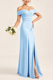 Vestido de dama de honor largo de satén fruncido con abertura en la vaina rosa rubor con hombro