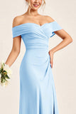 Vestido de dama de honor largo de satén fruncido con abertura en la vaina rosa rubor con hombro