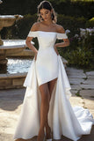 Vestido de novia marfil con hombros descubiertos alto-bajo con cola drapeada