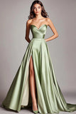 Dusty Sage Strapless Un vestido de fiesta largo de satén fruncido de línea con abertura