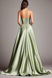 Dusty Sage Strapless Un vestido de fiesta largo de satén fruncido de línea con abertura
