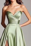 Dusty Sage Strapless Un vestido de fiesta largo de satén fruncido de línea con abertura