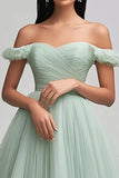 Verde claro con hombros descubiertos Un vestido largo de fiesta de tul