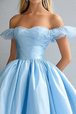 Vestido de bola de organza con volantes en azul cielo con hombros cruzados