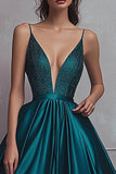 Vestido de fiesta largo con abertura y tirantes de espagueti de línea A verde oscuro brillante con abalorios de satén con abertura
