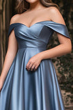 Una línea azul empolvado con hombros descubiertos Vestido de fiesta largo plisado más