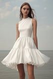 Vestido corto de graduación con volantes halter blancos de una línea