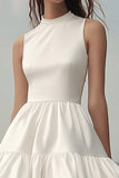 Vestido corto de graduación con volantes halter blancos de una línea